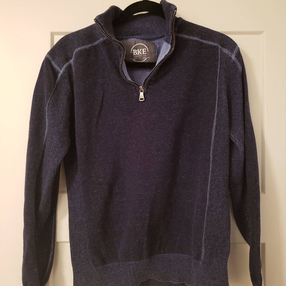 Buckle pullover